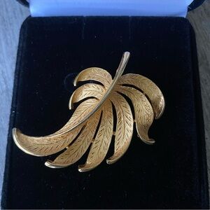 Vintage J.J. Signed Ornamental Leaf Gold Tone Brooch